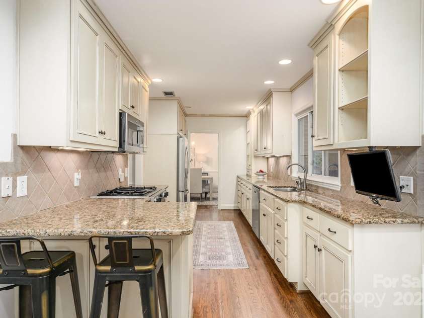 1209 Alfred Street, Charlotte, NC 28211.  MLS# CAR4252796, YatesRealty ID 18696. Breakfast Bar