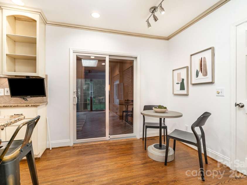 1209 Alfred Street, Charlotte, NC 28211.  MLS# CAR4252796, YatesRealty ID 18696. Eat in kitchen