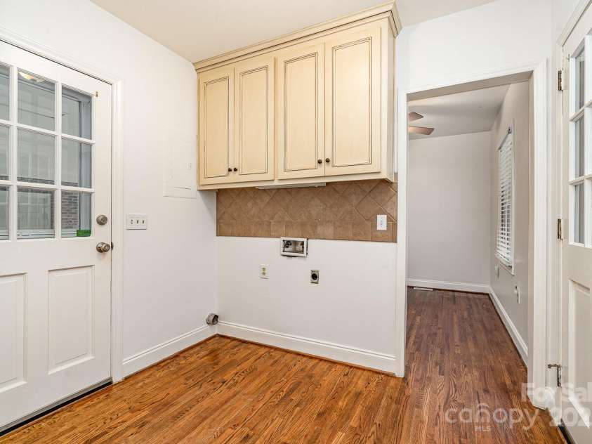 1209 Alfred Street, Charlotte, NC 28211.  MLS# CAR4252796, YatesRealty ID 18696. Laundry room