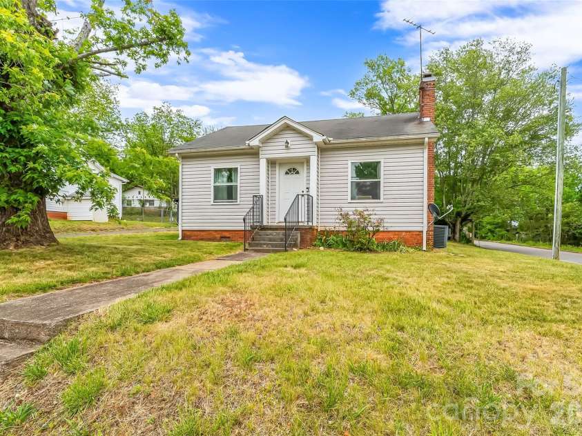 117 North Street, Morganton, NC 28655.  MLS# CAR4376239, YatesRealty ID 18697. 