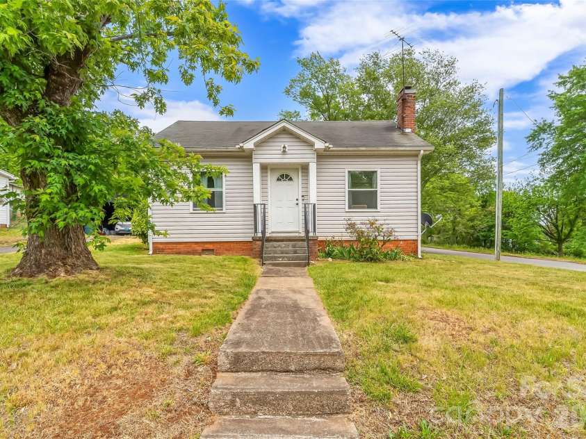 117 North Street, Morganton, NC 28655.  MLS# CAR4376239, YatesRealty ID 18697. 