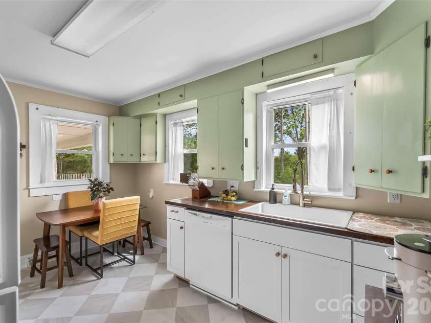 117 North Street, Morganton, NC 28655.  MLS# CAR4376239, YatesRealty ID 18697. 