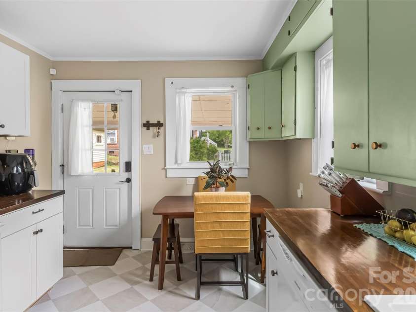 117 North Street, Morganton, NC 28655.  MLS# CAR4376239, YatesRealty ID 18697. 