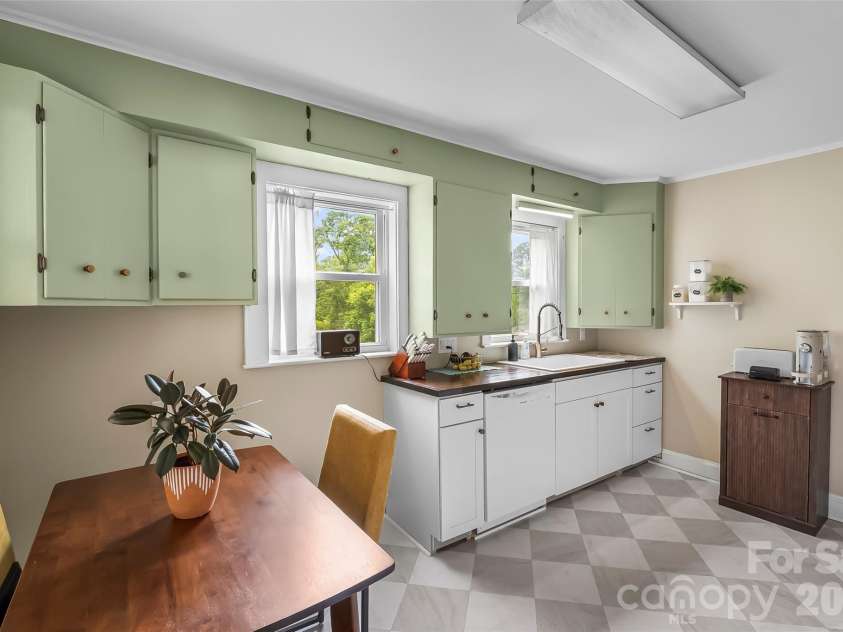 117 North Street, Morganton, NC 28655.  MLS# CAR4376239, YatesRealty ID 18697. 