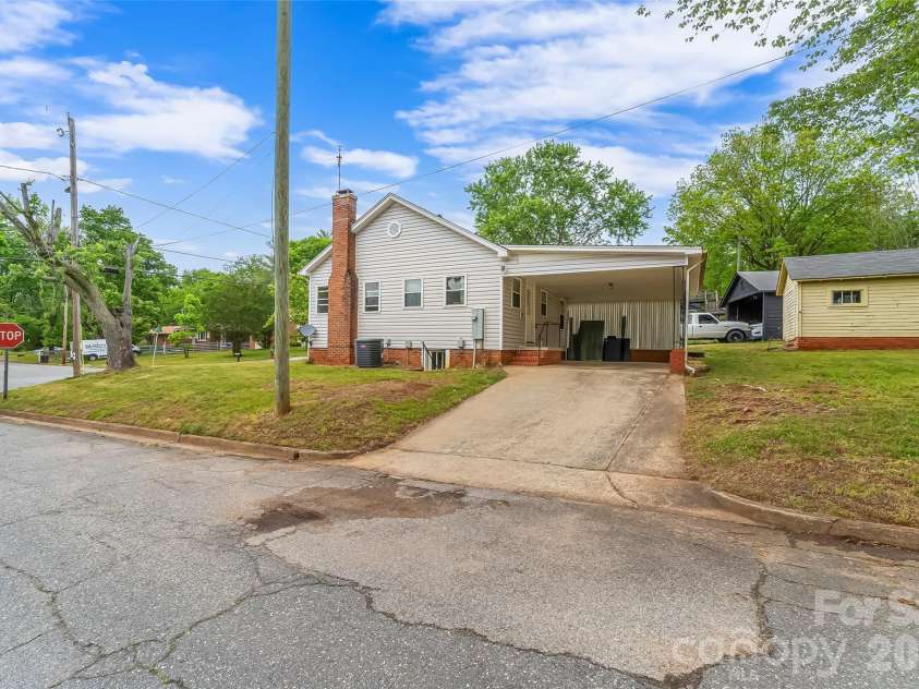 117 North Street, Morganton, NC 28655.  MLS# CAR4376239, YatesRealty ID 18697. 
