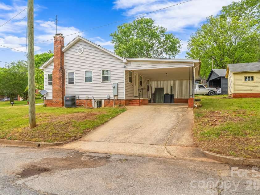 117 North Street, Morganton, NC 28655.  MLS# CAR4376239, YatesRealty ID 18697. 