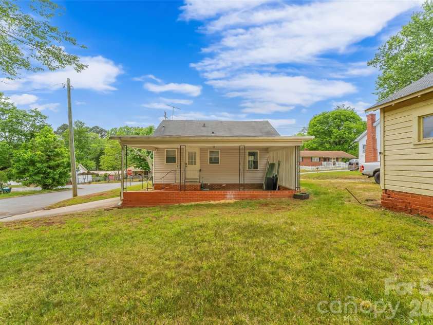 117 North Street, Morganton, NC 28655.  MLS# CAR4376239, YatesRealty ID 18697. 