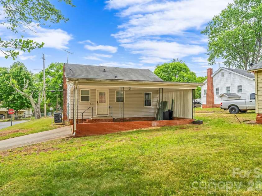 117 North Street, Morganton, NC 28655.  MLS# CAR4376239, YatesRealty ID 18697. 