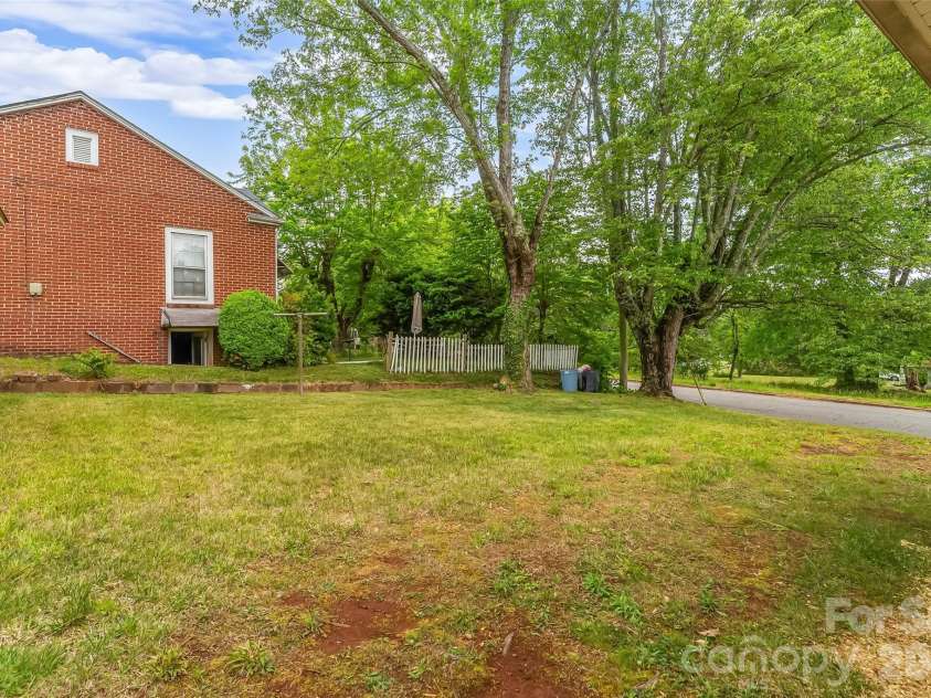 117 North Street, Morganton, NC 28655.  MLS# CAR4376239, YatesRealty ID 18697. 