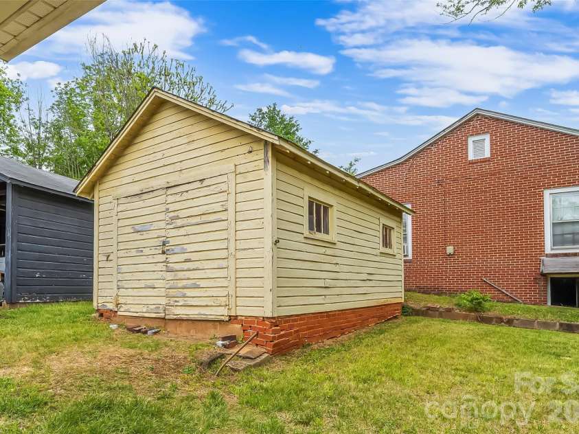 117 North Street, Morganton, NC 28655.  MLS# CAR4376239, YatesRealty ID 18697. 