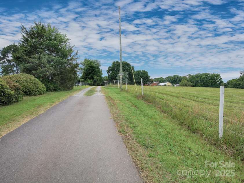 269 Johnson Dairy Road, Mooresville, NC 28115.  MLS# CAR4260297, YatesRealty ID 18702. Driveway