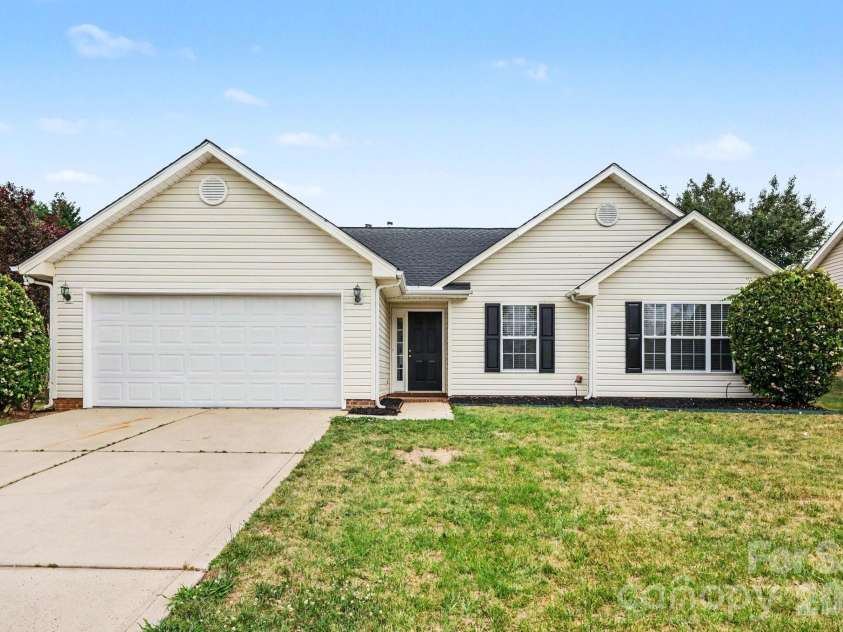 3218 Silver Spur Court, Charlotte, NC 28273.  MLS# CAR4377615, YatesRealty ID 18702. 