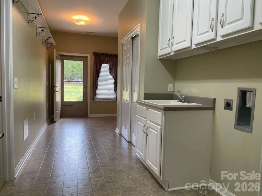 489 26th Avenue, Hickory, NC 28601.  MLS# CAR4377428, YatesRealty ID 18705. 489A Craft Room/Laundry