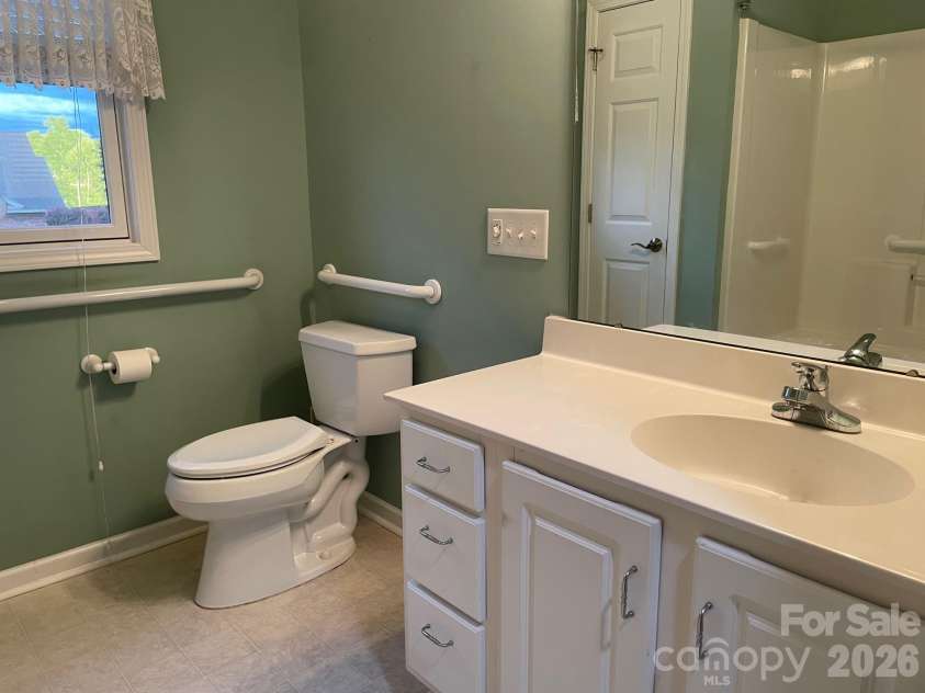 489 26th Avenue, Hickory, NC 28601.  MLS# CAR4377428, YatesRealty ID 18705. 489A Guest Bath