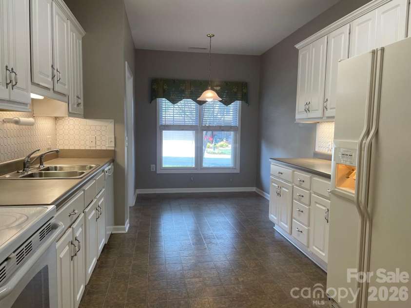 489 26th Avenue, Hickory, NC 28601.  MLS# CAR4377428, YatesRealty ID 18705. 489A Kitchen