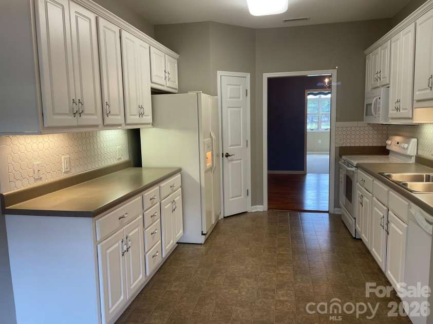 489 26th Avenue, Hickory, NC 28601.  MLS# CAR4377428, YatesRealty ID 18705. 489A Kitchen