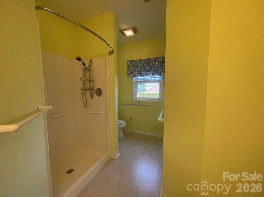 489 26th Avenue, Hickory, NC 28601.  MLS# CAR4377428, YatesRealty ID 18705. 489A Main Bath