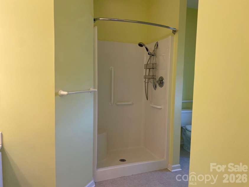 489 26th Avenue, Hickory, NC 28601.  MLS# CAR4377428, YatesRealty ID 18705. 489A Main Bath