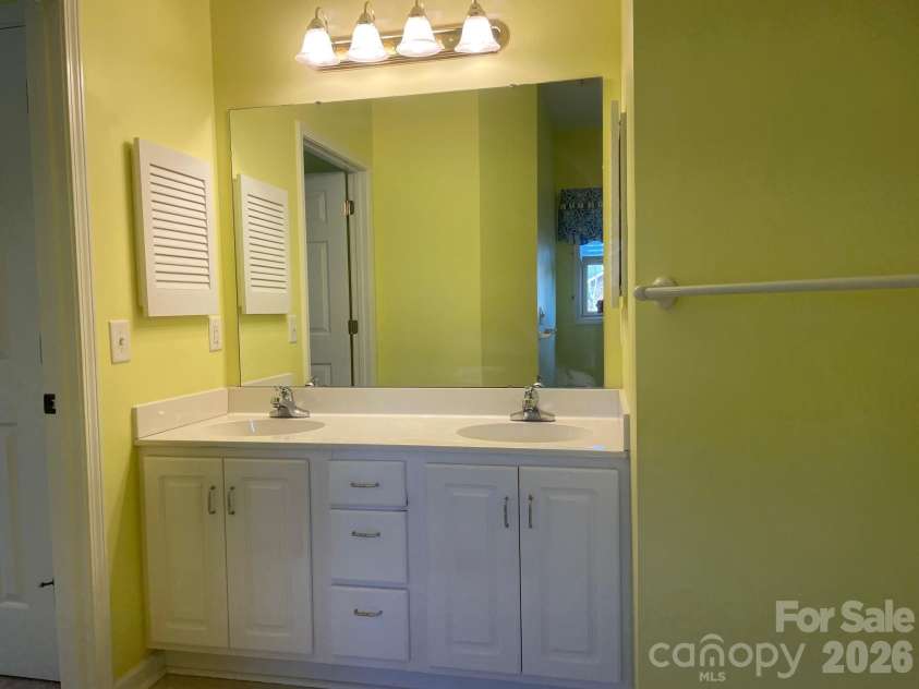489 26th Avenue, Hickory, NC 28601.  MLS# CAR4377428, YatesRealty ID 18705. 489A Main Bath