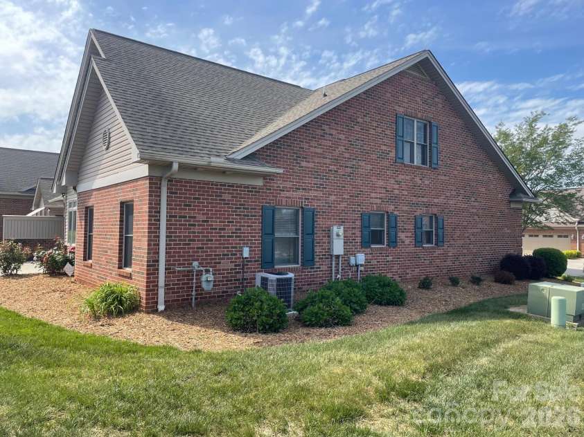 489 26th Avenue, Hickory, NC 28601.  MLS# CAR4377428, YatesRealty ID 18705. 489A Side View