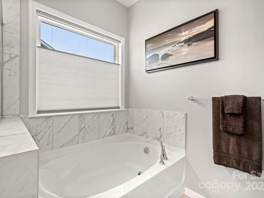 1918 Thoreau Way, York, SC 29745.  MLS# CAR4257653, YatesRealty ID 18708. Primary Bathroom