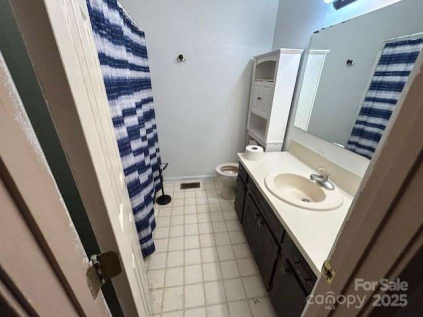 1616 Lazenby Street, Newton, NC 28658.  MLS# CAR4266358, YatesRealty ID 18709. Bathroom