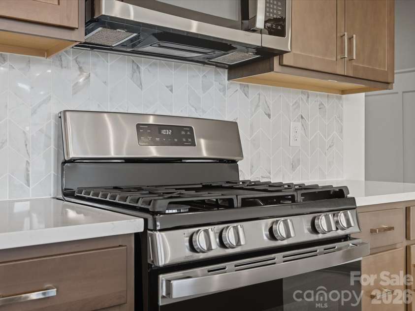 323 Ardmore Drive, Belmont, NC 28012.  MLS# CAR4378227, YatesRealty ID 18709. Gas range