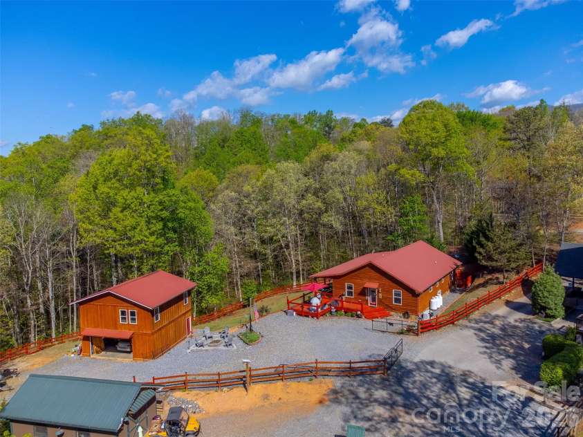 30 Sleepy Bear Ridge, Whittier, NC 28789.  MLS# CAR4378210, YatesRealty ID 18713. 