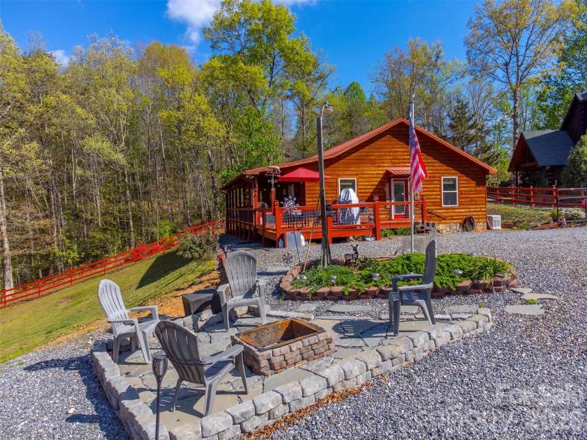 30 Sleepy Bear Ridge, Whittier, NC 28789.  MLS# CAR4378210, YatesRealty ID 18713. 