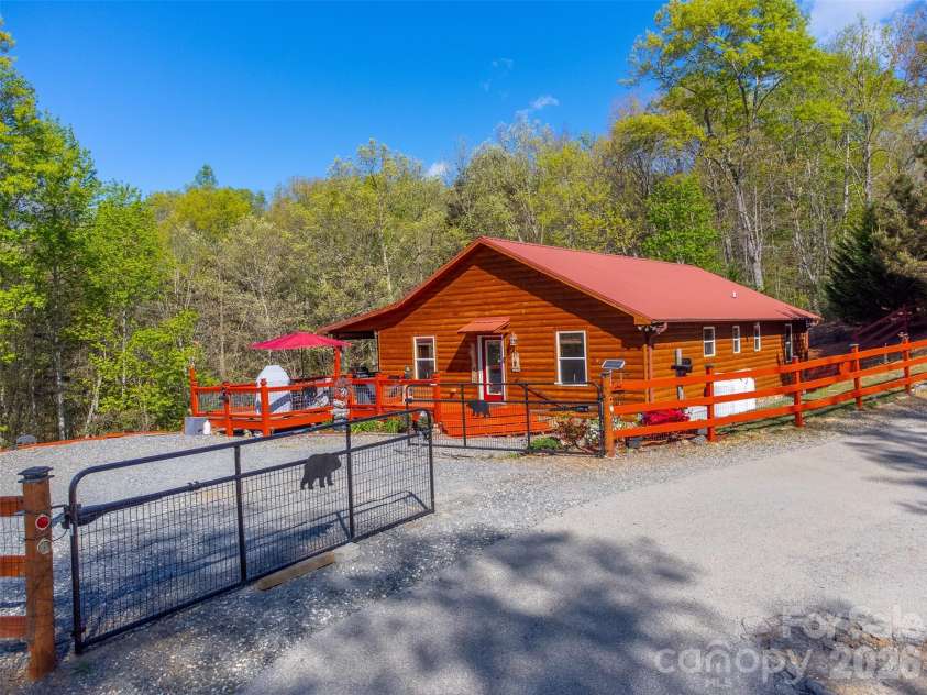 30 Sleepy Bear Ridge, Whittier, NC 28789.  MLS# CAR4378210, YatesRealty ID 18713. 