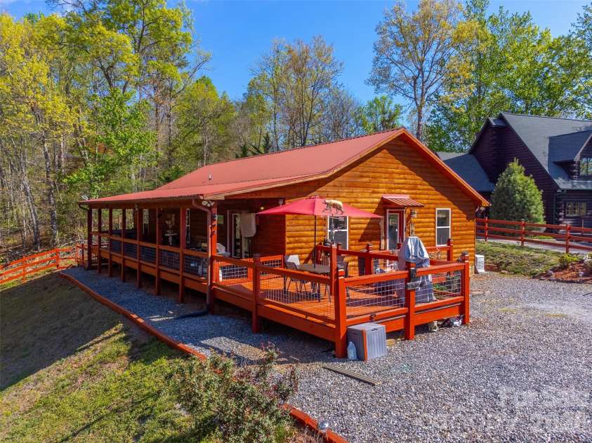 30 Sleepy Bear Ridge, Whittier, NC 28789.  MLS# CAR4378210, YatesRealty ID 18713. 