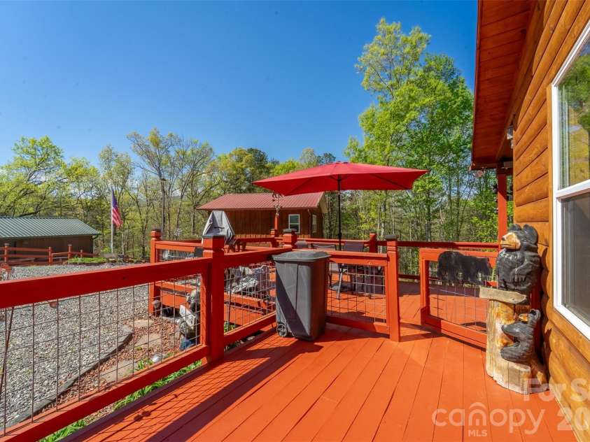 30 Sleepy Bear Ridge, Whittier, NC 28789.  MLS# CAR4378210, YatesRealty ID 18713. 
