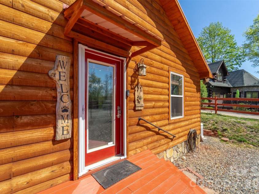 30 Sleepy Bear Ridge, Whittier, NC 28789.  MLS# CAR4378210, YatesRealty ID 18713. 