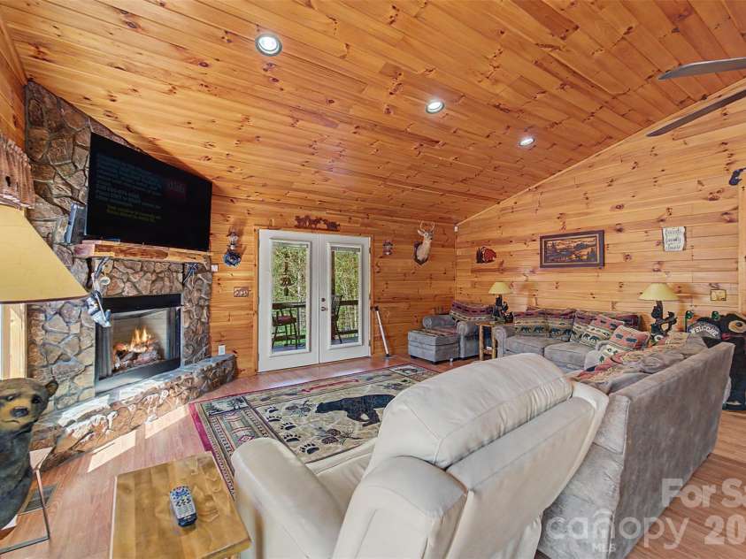 30 Sleepy Bear Ridge, Whittier, NC 28789.  MLS# CAR4378210, YatesRealty ID 18713. 