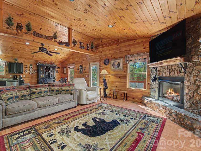 30 Sleepy Bear Ridge, Whittier, NC 28789.  MLS# CAR4378210, YatesRealty ID 18713. 