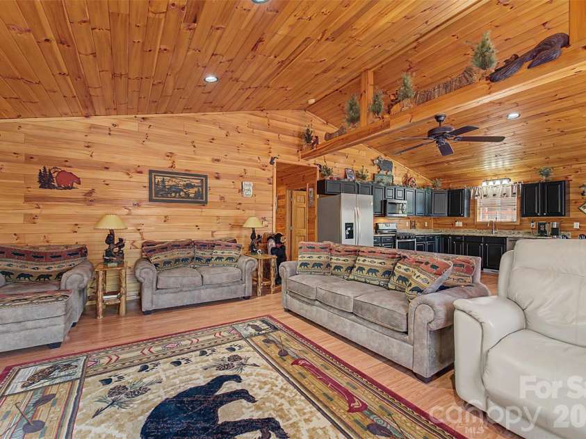 30 Sleepy Bear Ridge, Whittier, NC 28789.  MLS# CAR4378210, YatesRealty ID 18713. 