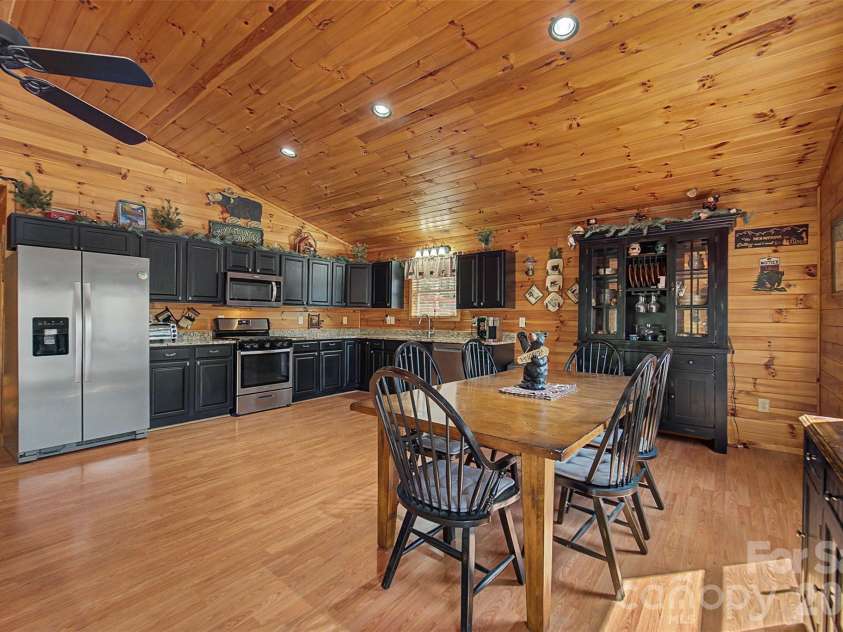 30 Sleepy Bear Ridge, Whittier, NC 28789.  MLS# CAR4378210, YatesRealty ID 18713. 