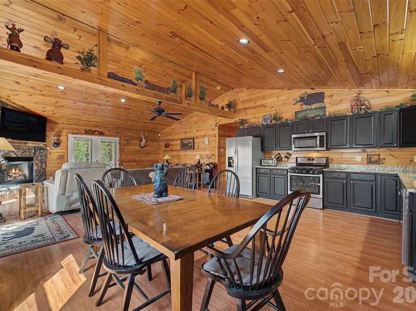 30 Sleepy Bear Ridge, Whittier, NC 28789.  MLS# CAR4378210, YatesRealty ID 18713. 