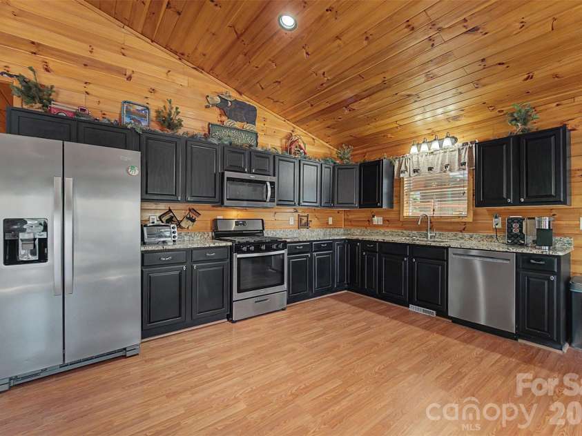 30 Sleepy Bear Ridge, Whittier, NC 28789.  MLS# CAR4378210, YatesRealty ID 18713. 