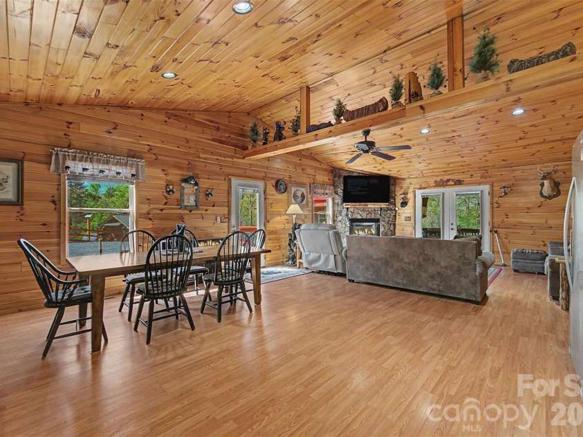 30 Sleepy Bear Ridge, Whittier, NC 28789.  MLS# CAR4378210, YatesRealty ID 18713. 