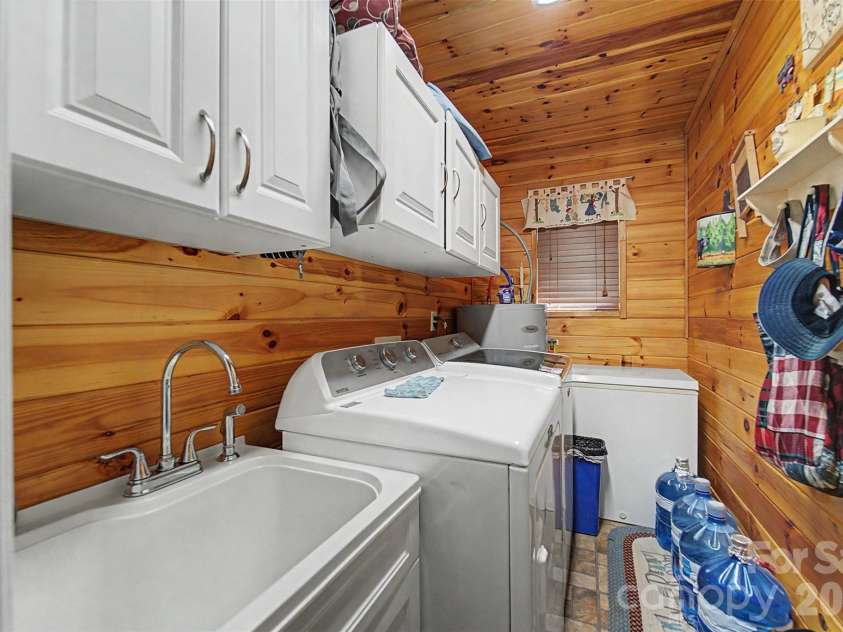 30 Sleepy Bear Ridge, Whittier, NC 28789.  MLS# CAR4378210, YatesRealty ID 18713. 