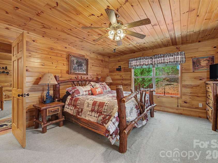 30 Sleepy Bear Ridge, Whittier, NC 28789.  MLS# CAR4378210, YatesRealty ID 18713. 