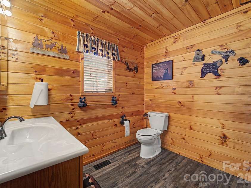 30 Sleepy Bear Ridge, Whittier, NC 28789.  MLS# CAR4378210, YatesRealty ID 18713. 