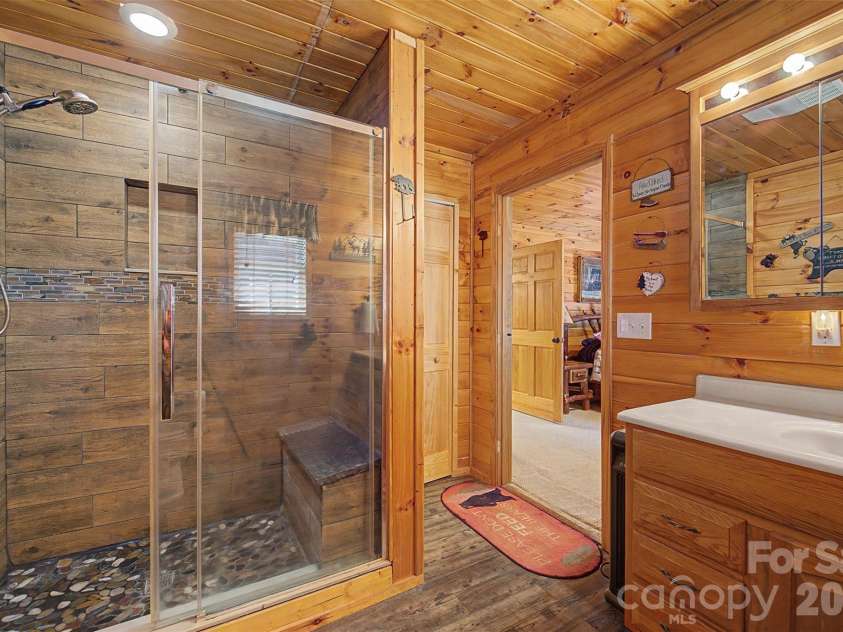 30 Sleepy Bear Ridge, Whittier, NC 28789.  MLS# CAR4378210, YatesRealty ID 18713. 
