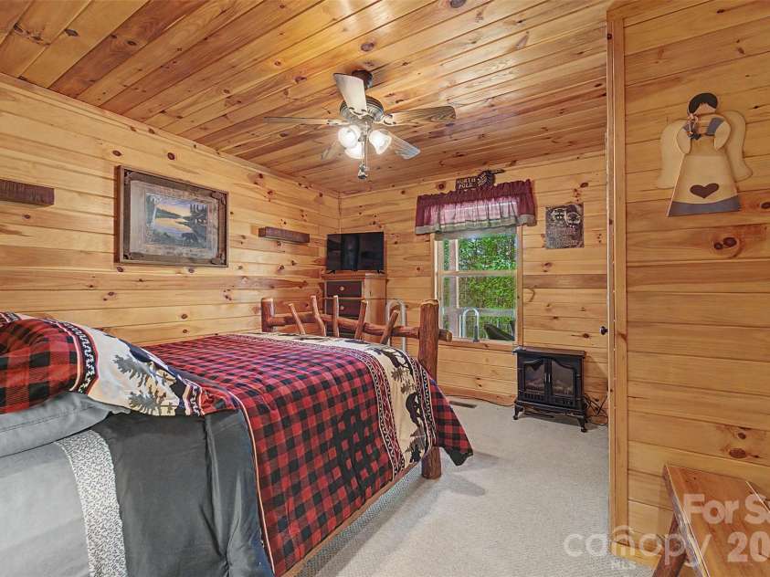 30 Sleepy Bear Ridge, Whittier, NC 28789.  MLS# CAR4378210, YatesRealty ID 18713. 