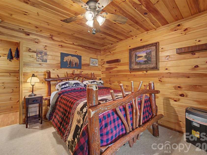 30 Sleepy Bear Ridge, Whittier, NC 28789.  MLS# CAR4378210, YatesRealty ID 18713. 