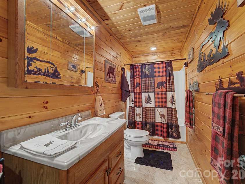 30 Sleepy Bear Ridge, Whittier, NC 28789.  MLS# CAR4378210, YatesRealty ID 18713. 