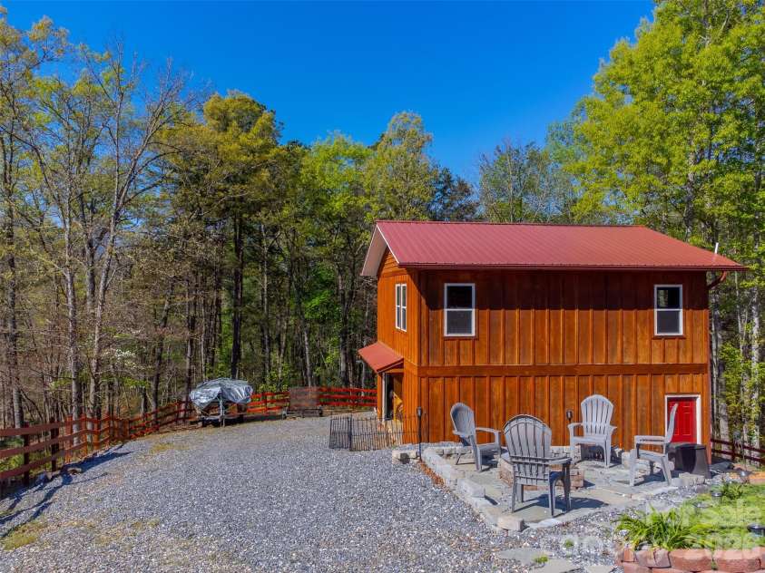 30 Sleepy Bear Ridge, Whittier, NC 28789.  MLS# CAR4378210, YatesRealty ID 18713. 