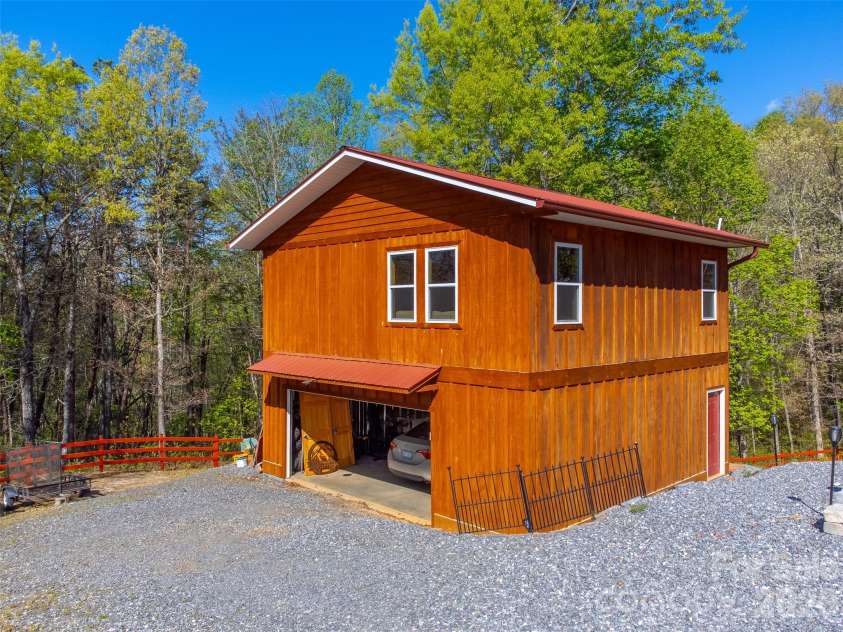 30 Sleepy Bear Ridge, Whittier, NC 28789.  MLS# CAR4378210, YatesRealty ID 18713. 