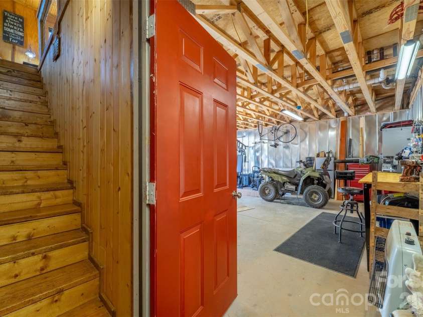 30 Sleepy Bear Ridge, Whittier, NC 28789.  MLS# CAR4378210, YatesRealty ID 18713. 